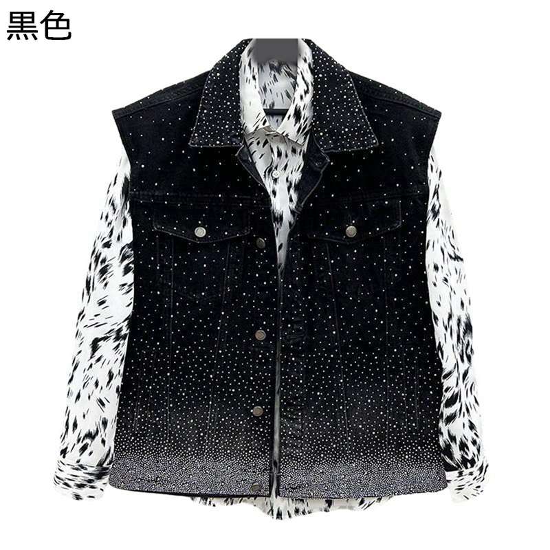 　　　 ◆◇◆人気の秘密◆◇◆ 【素材】デニムベストのカラーはロック風のカラーになっており、Tシャツやカットソーといった幅広いスタイリングでレイヤードを楽しめる一着。 【ポケット】さっと羽織れてかっこ良く決まる、軽量でポケット多数で実用的なデニムベストです。春先や秋口のお洒落着としてタウンユースにも活躍。下に着る服を選ばない便利な着回しアイテム。 【個性】シルエットがかっこよく、ストリートで絶大な注目を集めるデニムベスト。 飽きることなく、長年愛用できる一着。着心地がよく、耐久性も抜群。使えば使うほど自分の味が出てきて、長く着られるアイテムです。 【場合】着る服を選ばず着回し自由自在。欧米スタイルのお洒落なシルエットで注目度アップします。ちょっとした外出やデート、散歩はもちろん山登り、ハイキングなどアウトドアにも大活躍です。 個性的なデザイン: 一目惚れで仕入れて来る程、可愛いデザインで、何と言ってもグラデーションが綺麗！個性的なキラキラグリッター、リッチに輝き高級感をプラス。単色のベストよりも動きがあり、チノパンやデニムでも合わせ易い色合いです。 　　　◆◇◆注意事項◆◇◆ご覧のモニターの環境、撮影環境により実物と色味が異なって見える場合がございます。湿った状態で他のものと擦り合わせると色が移る恐れがあります。濃色品の洗濯時は、白色、淡色と分けて洗ってください。説明 ■【様々なシーンにおすすめです！】 デニムベストのカラーはトレンドカラーであるインディゴとなっており、流行をうまく取り入れながらも さりげない大人の着こなしとなっています。 通勤通学、外出、アウトドア、旅行、カジュアルルームウエアとしても、ワークウェアや作業着しても。紳士服 の定番 ダウンジャケットは、どんなコーデにも合う事間違いなし！a ニットやシャツといった幅広いスタイリングでレイヤードを楽しめる一着。デニムやチノパンなど、どんなボトムスとも相性バッチリ！ ■【メリット】 ゆったりとしたおしゃれなデザイン デニム生地で、着心地がよく、耐久性も抜群。 頑丈でリッチの生地感でファッションのレベルの上がる軽い仕上がりに 保温性効果が上品、外出時の防寒対策にピッタリお洒落な中綿入り 使えば使うほど自分の味が出てきて、長く着られるアイテムです。 ポケットを付け、スマホやリップクリームなど物を落とさない工夫も 年中快適にレイヤードスタイルが楽しめるのも魅力的！ ■【ご注意】 商品サイズは平置きで採寸していますから、1−3cmぐらいの誤差がありますのでご了承ください。ただの参考としてご利用ください。 商品写真はできる限り実物の色やサイズに近づけるよう加工しておりますが、写真を撮る時の燈光とお使いのPCモニターにより多少異なる場合がございます。 商品はしっかり検品しておりますが、細かな点で至らない場合があることがあります。サイズやカラーなどご不明な点はお気軽にお問い合わせください。 ※サイズ提案：実際に日本のサイズよりもっと小さい、ゆとりを持ちたい方は一つサイズ大きめをお勧めします。