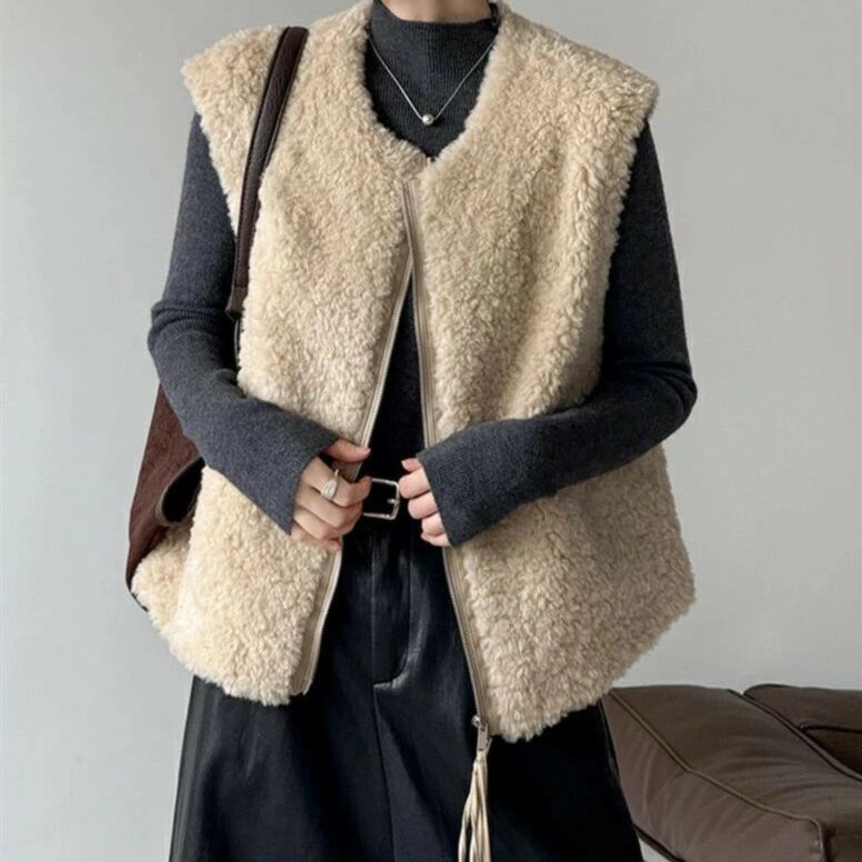 Rakuten - ふんわり レイヤード トップス ベスト ノースリーブ クルーネック 厚手 ベスト アウター 暖か ノーカラージャケット レディース 大きいサイズ フェイクファー 重ね着 もこもこ 防寒 柔らか きれいめ ボアベスト 防寒 ファー ゆったり