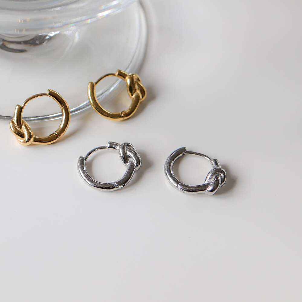 サージカルステンレス ノット ピアス SP304 rin.accessory 金属アレルギー 金アレ 起こしにくい つけっぱなし さびない さびにくい 錆びない 錆びにくい 水に強い 汗に強い かぶれない 変色しにくい シルバー ゴールド 韓国 キャッチレス ワンタッチ 夏 海 プールのサムネイル