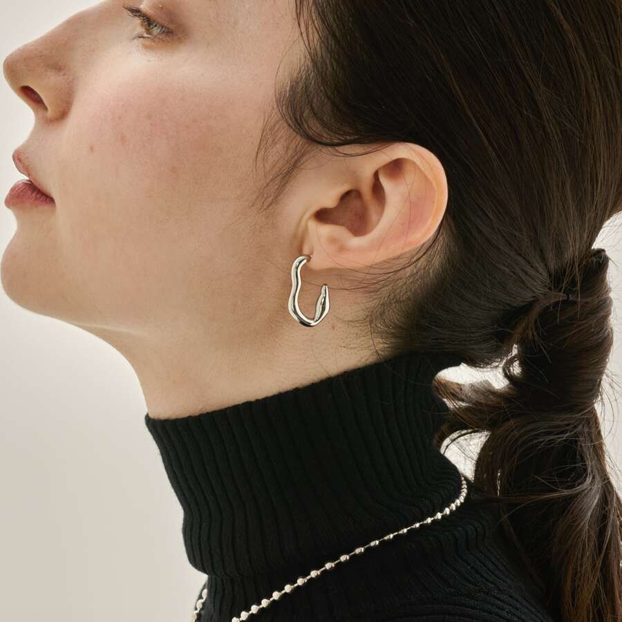 【汗水に強い・金属アレルギー対応】 つけるだけて今っぽくなれる ニュアンスピアス。 表面は少しぷっくりとし 厚みを抑えた 抜けのあるシルエットに制作。 つけ心地も抜群な軽量ピアスです◎ シンプルにも、 カジュアル・きれいめにも 合わせていただけるデザインです。 ──────────── 【サイズ】　 約1.5×2.4cm 【素材】　　ステンレス 【カラー】　シルバー・ゴールド ＊両耳ペアでのお届けとなります ─────────────────── ■ステンレスアクセサリーの特徴 ・金属アレルギー対応 ・錆びにくく、変色しにくい ・汗水に強く入浴時でもつけっぱなしok ＊安心してご使用いただける アレルギーにも配慮したステンレス素材ですが すべての方にアレルギーが 起きないことをお約束するものではありません。 予めご了承くださいませ。