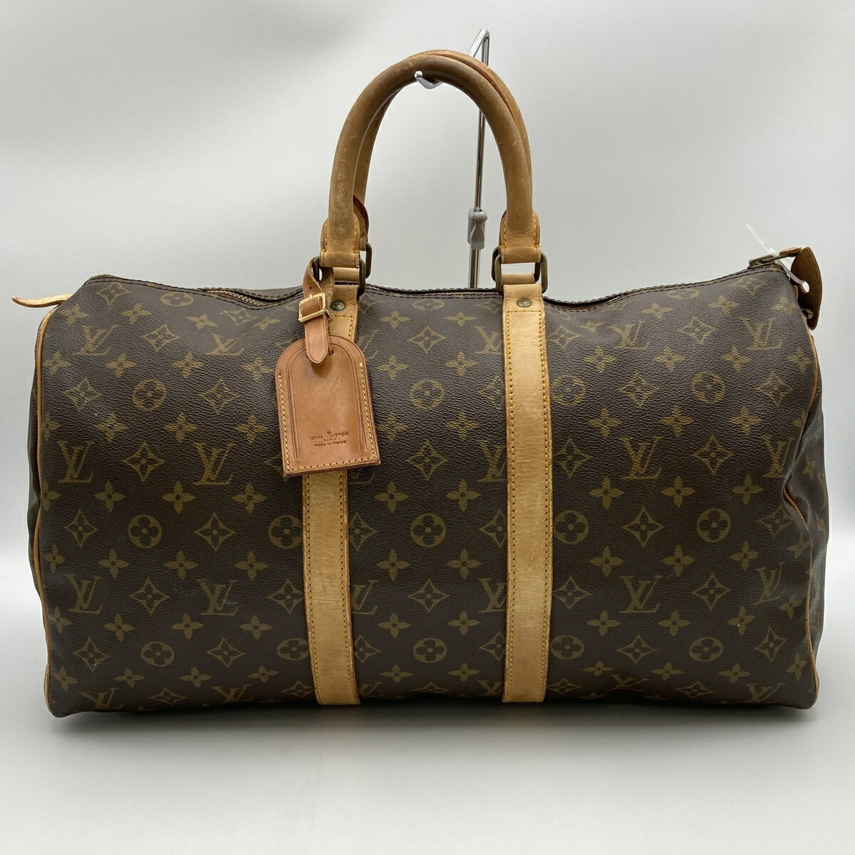 【ブランド】ルイ・ヴィトン(LOUIS VUITTON) 【型番・シリアル】M41428/SA823 【素材】PVC 【重量】800g【カラー】ブラウン 【サイズ】W47cm×H24cm×D21cmハンドル34cm ※平置き、外寸最大部分を計測。多少の誤差はお許しください。 【仕様】 開閉式：ファスナー 【商品管理番号】ITK3BIHV30RC 【ランク表示・説明】BCランク 表面：汚れ、スレ ハンドル・ストラップ：汚れ、スレ コーナー：汚れ、スレ ファスナー部分：破損 におい：匂いあり(強くない) 金具部分：錆び 状態コメント：表面から底面・フチのパイピング・ハンドルなどヌメ革部分が全体的にスレ・汚れ・シミありです。 ファスナーの引手がちぎれています。 南京錠がついていますが鍵欠品のため外せません。 かなり使用感の強い商品になりますが、まだまだご使用いただけます。 ≪当店の写真≫ 写真は光源、カメラ・パソコン環境により色合いに若干の差異があることをご理解ください。 ≪備考≫※ご希望の商品をお届け出来るよう、厳重な在庫管理をしておりますが、店舗での販売も行っているため、タイミングによってはご注文いただいた商品が店頭にて売り切れている可能性がございます。 ※店頭での展示中に若干の傷や汚れが付いてしまっている可能性がございます。ご了承ください。ブランドルイ・ヴィトン(LOUIS VUITTON) 型番・シリアルM41428/SA823 ライン 素材 PVC 重量800g カラーブラウン サイズ W47cm×H24cm×D21cmハンドル34cm※平置き、外寸最大部分を計測。多少の誤差はお許しください。 仕様 開閉式：ファスナー 付属品 商品管理番号ITK3BIHV30RC 当店の写真写真は光源、カメラ・パソコン環境により色合いに若干の差異があることをご理解ください 備考※ご希望の商品をお届け出来るよう、厳重な在庫管理をしておりますが、店舗での販売も行っているため、タイミングによってはご注文いただいた商品が店頭にて売り切れている可能性がございます。 ※店頭での展示中に若干の傷や汚れが付いてしまっている可能性がございます。ご了承ください ランク表示説明 BC 表面：汚れ、スレ ハンドル・ストラップ：汚れ、スレ コーナー：汚れ、スレ ファスナー部分：破損 におい：匂いあり(強くない) 金具部分：錆び 状態コメント：表面から底面・フチのパイピング・ハンドルなどヌメ革部分が全体的にスレ・汚れ・シミありです。 ファスナーの引手がちぎれています。 南京錠がついていますが鍵欠品のため外せません。 かなり使用感の強い商品になりますが、まだまだご使用いただけます。 ランク表示の見方 【N】　新品同様の未使用品 【NS】　保管中の軽い擦れなどのある新古品 【S】　数回使用した程度の超美品 【SA】　僅かに使用感があるがとてもきれいな状態のお品 【A】　少しの使用感があり、目立たない汚れや擦れはあるがきれいな状態のお品 【AB】　比較的きれいだが部分的に使用感のある状態のお品(B寄りのA) 【BA】　使用感がやや目立つが比較的きれいな状態のお品(A寄りのB) 【B】　使用感があり傷や汚れがやや目立つが、まだまだ使用できる状態のお品 【BC】　かなり使用感が目立つが使用に大きく差し支えるダメージの無い状態のお品 【C】　汚れや変色がひどく状態が良くないが、故障や破れは無い状態のお品 【CW】　全体的に状態がよくなく、ダメージが目立つが使用はできる状態のお品 【W】　全体的に状態が悪く、動作不良や破れなどがある状態のジャンク品 ※当店独自の基準となります。目安としてご覧ください。