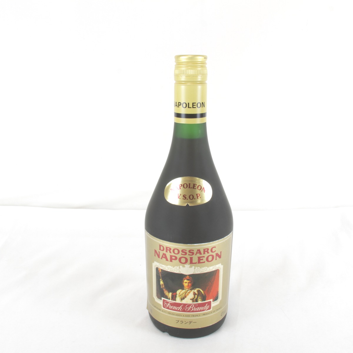 【製造メーカー】P.DROSSARC＆Co. 【お酒の種類】ブランデー 【原材料】ぶどう 【原産国名】フランス 【お酒の製法】 【液体容量】700ml 【アルコール度数】40％ 【年代】 【容器の種類】ガラス瓶 【お酒付属品】 【詳細備考】輸入業者/（株）センチュリートレーディング・カンパニー 【商品管理番号】1503260416642s 【ランク表示・説明】Nランク 汚れ 、 キズ 、 ラベル剥がれ 状態コメント：ラベルのフチに剥がれやスレあり、ボトルの表面にも赤っぽい汚れやキズなどがみられます。 栓まわりは密閉されており漏れなどはございません。すりガラス瓶のため液体は目視で確認できませんが、目減りなどしていないようにみえます。 ≪当店の写真≫ 写真は光源、カメラ・パソコン環境により色合いに若干の差異があることをご理解ください。 ≪備考≫※ご希望の商品をお届け出来るよう、厳重な在庫管理をしておりますが、店舗での販売も行っているため、タイミングによってはご注文いただいた商品が店頭にて売り切れている可能性がございます。 ※店頭での展示中に若干の傷や汚れが付いてしまっている可能性がございます。ご了承ください。製造メーカーP.DROSSARC＆Co. お酒の種類ブランデー 原材料ぶどう 液体容量700ml アルコール度数40％ お酒付属品 詳細備考輸入業者/（株）センチュリートレーディング・カンパニー 管理番号1503260416642s 備考写真は環境により色合いに差異が生じます。店舗併売のため売り切れの際はご容赦ください。 ランク表示 説明 N 汚れ 、 キズ 、 ラベル剥がれ状態コメント：ラベルのフチに剥がれやスレあり、ボトルの表面にも赤っぽい汚れやキズなどがみられます。 栓まわりは密閉されており漏れなどはございません。すりガラス瓶のため液体は目視で確認できませんが、目減りなどしていないようにみえます。 ランク表示の見方 【N】 新品同様の未使用品 【NS】 保管中の軽い擦れなどのある新古品 【S】 数回使用した程度の超美品 【SA】 僅かに使用感があるがとてもきれいな状態のお品 【A】 少しの使用感があり、目立たない汚れや擦れはあるがきれいな状態のお品 【AB】 比較的きれいだが部分的に使用感のある状態のお品(B寄りのA) 【BA】 使用感がやや目立つが比較的きれいな状態のお品(A寄りのB) 【B】 使用感があり傷や汚れがやや目立つが、まだまだ使用できる状態のお品 【BC】 かなり使用感が目立つが使用に大きく差し支えるダメージの無い状態のお品 【C】 汚れや変色がひどく状態が良くないが、故障や破れは無い状態のお品 【CW】 全体的に状態がよくなく、ダメージが目立つが使用はできる状態のお品 【W】 全体的に状態が悪く、動作不良や破れなどがある状態のジャンク品 ※当店独自の基準となります。目安としてご覧ください。 酒類販売管理者標識 販売場の名称及び所在地Ring 旭川市6条通14丁目64 酒類販売管理者の氏名平島洋伍 酒類販売管理研修受講年月日令和7年11月13日 次回研修の受講期限令和10年11月12日 研修実施団体名旭川小売酒販組合 【重要】お酒の販売について 20歳未満への販売は固くお断りします ※法律により20歳未満の飲酒は禁止されています。 ご購入の際は、注文備考欄等に必ず「生年月日」と「満年齢」の入力をお願いいたします。年齢確認が取れない場合、発送を保留またはキャンセルとさせていただきます。 当商品は「二次流通品」です 以下の内容を必ずご確認・ご承諾の上、ご購入ください。 ■ 品質について 未開栓のため中身の風味、状態、沈殿物、揮発による液面低下、コルクの劣化等については保証はいたしかねます。※これまで常温にて保管されていた商品です。長期間の保管に伴う経年変化をご理解いただける方のみご購入ください。 ■ 外観について ボトル・ラベル・箱に汚れやダメージがある場合がございます。必ず商品画像にて詳細を確認してください。 ■ 返品・交換について 返品・返金・交換は一切不可商品の性質上、すり替え防止および品質維持のため、ご購入後の返品・交換・返金は一切お受けできません。 ■ 発送について 梱包には細心の注意を払っておりますが、輸送中の気温変化や振動による液漏れ等のリスクをご理解ください。