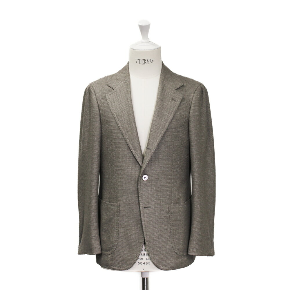 商品について ウールのしなやかさに、リネンの軽やかさとシルクの艶を掛け合わせた素材を使用。立体的な表情を生み、豊かな光沢が上品な印象を引き立てます。 ブラウンとベージュの中間トーンが穏やかに映える、春夏らしい軽やかで洗練されたジャケットです。 ※お直しをご希望の方は こちら モデルについて ◆ジャケットモデル MEISTER MODEL NO-316 Classic fit 大胆に設定された幅広のラペルとゴージの角度の下がり方が昨今のクラシックスタイルを最も色濃く反映しているモデル。肩回りの副資材を極力省く事でリラックスした着用感と雰囲気を漂わせる。 商品詳細 デザイン 3つボタン段返り パッチポケットサイドベント 半裏仕様 素材 ウール75% リネン14% シルク11% ウエイト 220/240g シーズン 春/夏 サイズ JACKET Model No-316 サイズ 42 44 46 48 50 52 54 56 肩 巾 43.3 44.3 45.0 45.7 46.7 48.2 49.7 51.2 上胴 102.5 105.5 107.5 109.5 112.5 116.5 120.5 124.5 中胴 87.5 90.5 92.5 94.5 97.5 101.5 105.5 109.5 着丈 69.3 71.8 72.8 74.3 75.8 76.8 77.8 78.8 袖丈 57.5 60.0 61.0 61.5 62.0 63.0 64.0 65.0 衿巾 8.8 8.8 8.8 8.8 9.3 9.3 9.6 9.6 ※単位はcm お直しについて ・弊社にてお取り扱いしておりますジャケットの袖口、パンツの裾は未処理です。 ・お直しをご希望の際はカテゴリーのリフォームよりご希望のお直し内容を商品と一緒にご注文下さい。 ・お送りした商品をご試着後、弊社宛に送り返して頂きお直しをお受けする事も可能でございます。 ・その場合は送り返して頂きます際にお直しのご注文をお願い致します。 ※往復の送料はお客様ご負担。 ご注意 ・パソコン環境により、実物と色、イメージが異なる事がございます。予めご了承ください。 ・サイズは商品の特性上誤差が発生する場合がございます。 ・在庫は、ご注文頂いた後お調べいたします。在庫切れの際はご連絡させていただきます。 ・3営業日?5営業日[定休日を除く]以内に発送手配をいたします。 ・20,000円以上(税抜)のご注文は送料無料にて発送いたします。