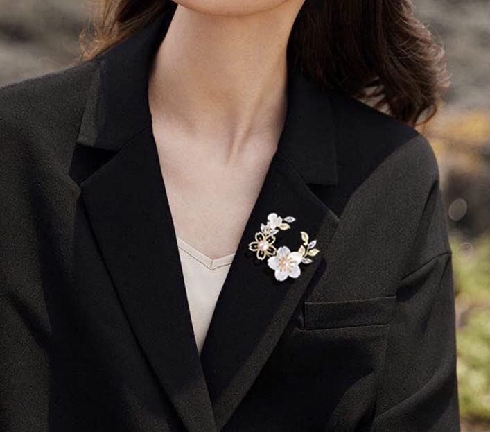 淡水真珠貝殻桜ブローチ ジルコン パール花 ブローチ ピン 花 桜 美しい 素敵な胸飾り 卒園式 卒業式入学式 結婚式 発表会面接パーティー用お誕生日記念日クリスマス母の日お祝いに女性への贈り物 ギフトケース付き 2