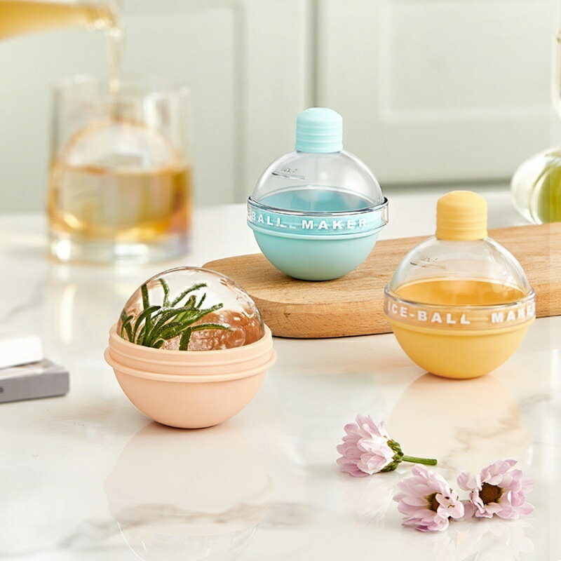 【最短翌日着】製氷皿 製氷器 シリコン4個セット 丸型 大きい氷 直径6cm 蓋付き かわいい アイストレー 氷 型 製氷ト シリコンアイストレー アイスキューブモールド アイストレー アイスボックス 密閉ふた付き 取り出しやすい ボール型 冷凍保存 耐久 じょうご付