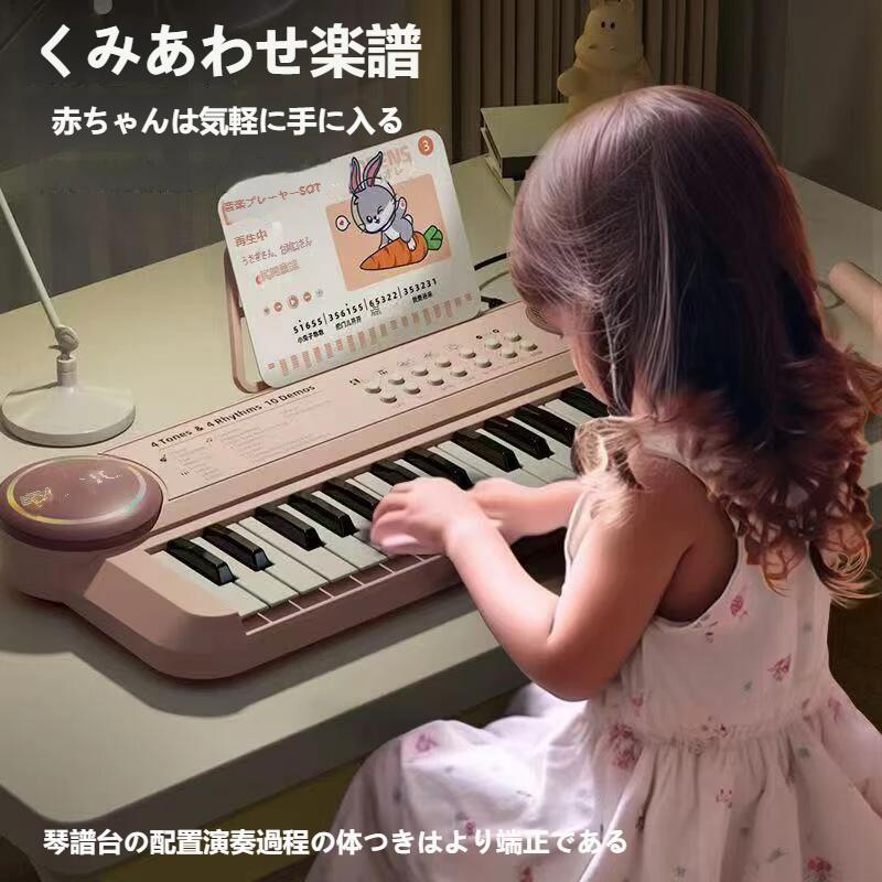 【商品詳細】 素材：プラスチック 機能：音楽／発音機能付き 電源方式：USBポート給電式 サイズ：約42.5cm × 15cm 重量：約600g カラー：ピーチピンク、ニールブルー 包装形態：箱入り 対象年齢：4歳〜6歳のお子様向け 【注意事項】 1.対象年齢は4歳以上です。小さなお子様がご使用になる際は、必ず保護者の方が見守ってください。 2.本製品は屋内使用専用です。水気のある場所や湿気の多い場所での使用・保管は避けてください。 3.音量が大きすぎると、お子様の聴覚に影響を及ぼす可能性があります。適切な音量でお使いください。 4.小さな部品が含まれております。誤飲・窒息の危険がありますので、3歳未満のお子様の手の届かない場所に保管してください。 5.本製品専用のマイクをご使用ください。 6.長時間ご使用にならない場合は、USBケーブルを抜いてください。 7.付属のUSBケーブルまたは適切なUSBケーブルをご使用ください。他のケーブルを使用すると、故障の原因となることがあります。