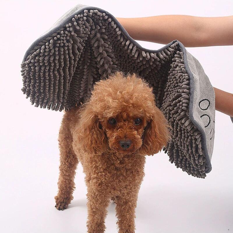 【商品詳細】 材質：繊維素材 カテゴリ：吸水タオル カラー：グレー 寸法：75cm×35cm 重量：約380g 特長：高い吸水性 / 優れた耐久性 返品・交換対応：承っております ペットのために特別に作られたバスタオルです。繊維素材を採用し、素早く吸水します。 繊細なコーラルポリプデザインが施されており、毛が付きにくく、ほつれもなく、長くお使いいただけます。肌触りも柔らかくしっとりとしており、お風呂上がりのペットにぴったりです。 グローブ型の吸水・速乾バスタオルは、ペットが快適に過ごせるのはもちろん、使い心地にもこだわりました。ペットにも飼い主さまにもやさしい、まさに一台二役のバスタオルです。 タオル両サイドのポケットには、かわいらしい犬の足跡の刺繍をあしらいました。ペットだけの特別な一枚としてお使いいただけます。 また、タオルの端にはフックにかけられるループ付き。お洗濯後も吊るして干せる便利な設計です。 【ご注意】 1.初めてお使いになる際は、軽く水洗いしてからご使用ください。 2.使用中はペットがタオルを噛んだり飲み込んだりしないよう、必ず飼い主さまがそばで見守ってください。 3.ペットの肌に合わない場合や、かゆみ・赤みなどの異常が現れた場合は、直ちに使用を中止し、獣医師にご相談ください。 4.洗濯の際は、漂白剤や柔軟剤の使用を避け、ネットに入れて優しく洗ってください（吸水性が損なわれることがあります）。 5.乾燥機のご使用はお避けいただき、吊るして日陰で自然乾燥させてください。 6.使用後は必ず完全に乾燥させてから保管し、湿気の多い場所での保管はお避けください。
