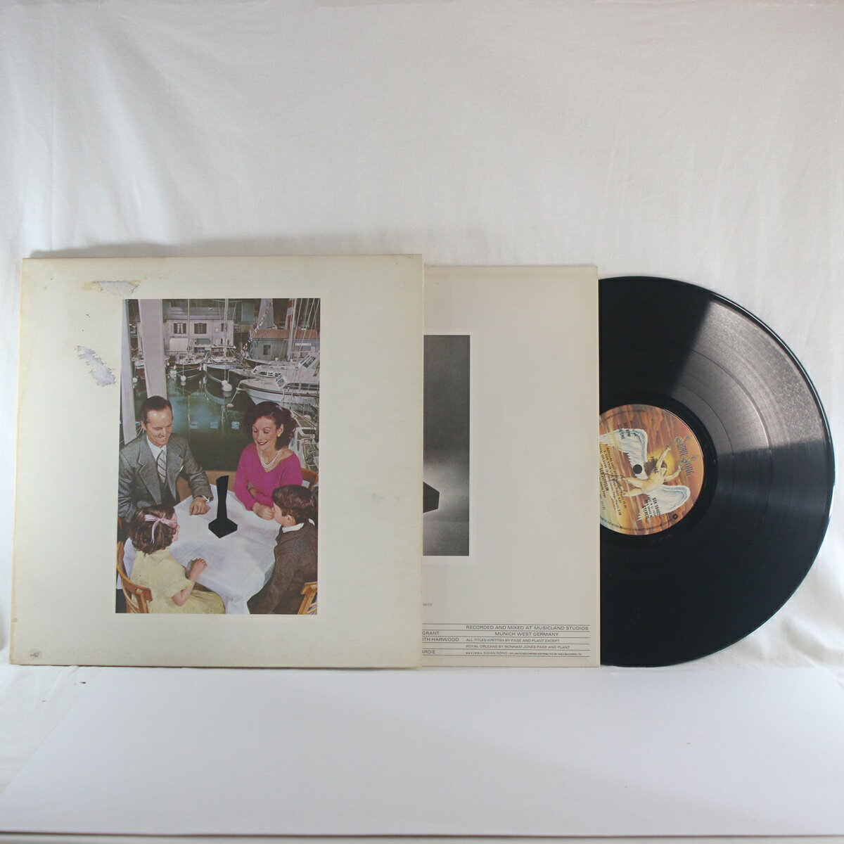 アーティスト Led Zeppelin タイトル Presence レーベル Swan Song 型番 SSK 59402 LP/EP LP Mono/Stereo Stereo マトリクス SSK-59402-A2/SSK-59402-B1 国 United Kingdom コンディション説明 UKオリジナル。A面1曲目最初の部分にキズがあり、音質影響あり。それ以外はキレイな状態で音質良好。ジャケットは剥がれあり、あり ※検品事項は試聴した範囲での記載となりますのでご注意ください。 状態 レコード ： 7 ジャケット： 5 状態について＋＋＋ 1-2：非常に悪い：非常に目立つキズや汚れ、ひどいソリなどがある。通常使用に問題がある状態。 3-4：悪い：目立つキズや汚れが多く、ソリなどがあるが、通常使用には問題ない状態。 5-6：良い：ややキズや汚れがある。一般的な中古品のランク。 7-8：非常に良い、美品：通常使用に問題なく、やや小キズや汚れがある状態。 9-10：新品同様：キズや汚れがほぼなく、使用感がない状態。