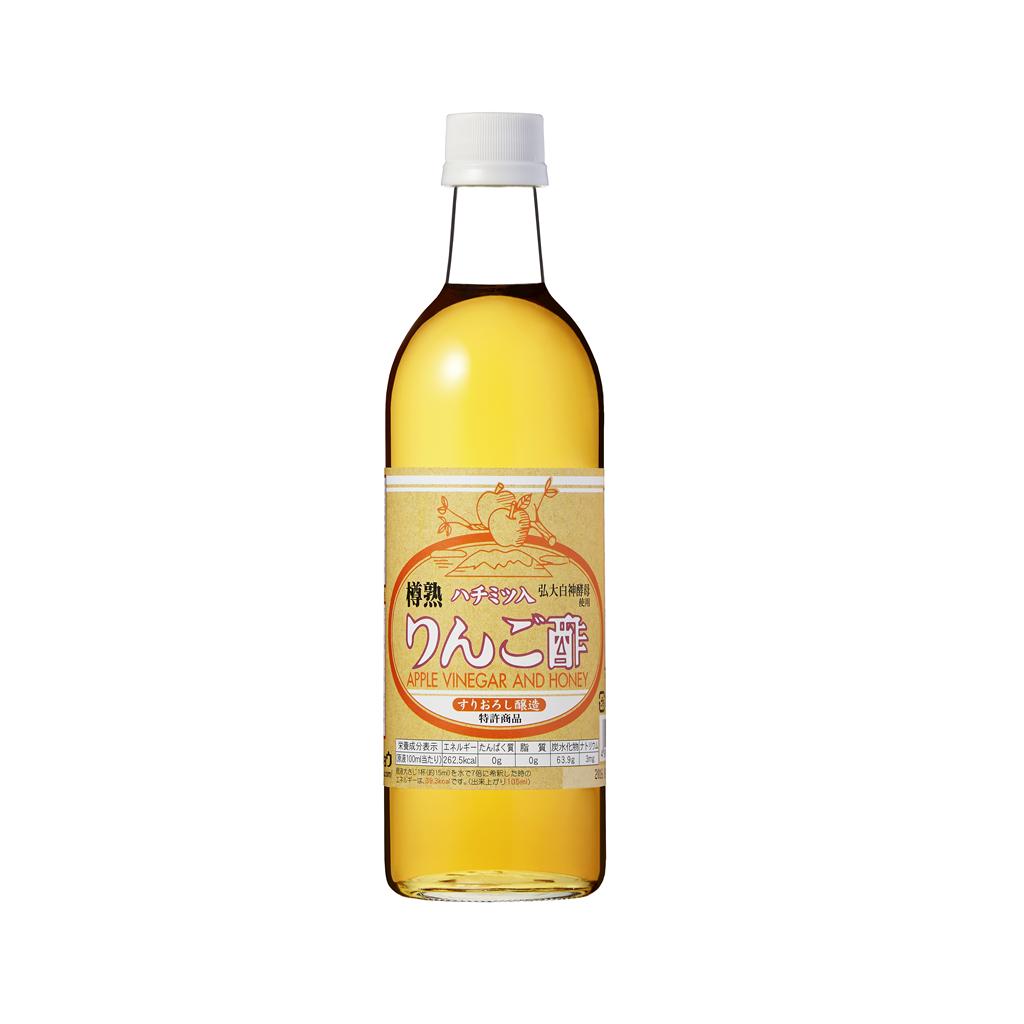 【容量】 ハチミツ入りんご酢　500ml　×1本 【賞味期間】 常温2年 【アレルギー成分】 りんご発売以来、長年人気ナンバーワンの飲料向けりんご酢 りんごの“すりおろし発酵”から低温長期発酵させ、さらに樽にてじっくりと熟成させて出来上がるのが「桶造りりんご酢」です。 ハチミツ入りんご酢は、その桶造りりんご酢に精製ハチミツを加えた飲みやすいりんご酢です。 水・炭酸・焼酎・ウィスキー・牛乳などをお好みにミックスしていただくと、さっぱりとしたドリンクとして美味しくお召し上がりできます。 &nbsp; 味わいの目安（当社のお酢類を比較） 甘目 やや甘目 やや酸っぱ目 酸っぱ目 ○ &nbsp; &nbsp; &nbsp; カロリー　：　34.5kcal ※7倍希釈時100ml当り （原液 約14ml） &nbsp; バーモントドリンク &nbsp; お酒でも 冷水で6〜7倍に薄めてお召し上がり下さい。 &nbsp; ウィスキー又は焼酎を2に対し、飲むりんご酢を1、炭酸水か水3を加えて良くかき混ぜます。　食前酒として氷を浮かべてお召し上がり下さい。 ミルクバーモント &nbsp; デザート 冷たい牛乳で8〜10倍薄めて良くかき混ぜます。ヨーグルト風味のミルクバーモントの出来あがります。 ※無脂肪、又は低脂肪の牛乳を使用されると、サラッとした飲みやすさになります。 &nbsp; 市販のゼラチンを利用したゼリーや、ミルクバーモントを凍らせてシャーベットにと、豊富なバリエーションをお楽しみ下さい。 &nbsp; 「ハチミツ入りんご酢」を使った、とり唐揚げのレモンソースがけ とり唐揚げのレモンソースがけ 甘酸っぱいソースが食欲を増進！！ 材料　＜4人分＞ ・鶏もも肉…2枚 &lt;下味&gt;・塩・コショウ…少々・ごま油…大さじ2 &lt;衣&gt;・卵…1個・片栗粉…適量2 &lt;レモンソース&gt;・レモン…1個・グレープフルーツ…2／1個・（またはオレンジ…1個） ・ハチミツ入りりんご酢…大さじ5・水…大さじ4・卵黄…1個分・片栗粉…大さじ1 作り方 鶏もも肉は身の厚みに包丁を入れ1枚を半分に切って、塩・コショウ、ごま油を絡めておきます。 衣の卵を溶き肉全体に絡めて片栗粉をまぶし、深めのフライパンにサラダ油を鶏肉がかぶるくらいに入れ160℃でじっくりと片面4分くらいかけて揚げ焼きにし、両面こんがりと揚がったら、油を切ります。 レモンソースはレモンを飾り用に4枚薄く輪切りにし、残ったレモンはレモン汁を絞る。グレープフルーツも絞ってレモン汁と合わせて小さな鍋（ホーローかステンレス）に入れます。 [3]のソースにに卵黄とハチミツ入りりんご酢と水、片栗粉を入れ、中火で木べらでトロミがつくまで混ぜます。 揚げ焼きした鶏もも肉を食べやすい大きさに切り、レタスやトマト等の野菜を添え器に盛り付け、トロミがついたレモンソースを上にかけ、輪切りにしたレモンを飾ります。