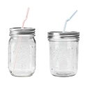 ■カテゴリー ： ドリンク ボトル ■ブランド ： BALL ( ボール ) ■品名 ： MASONJAR DRINK BOTTLE ( メイソンジャー ドリンクボトル ) ■容量 ： 16oz ■タイプ ： レギュラーマウス / ワイドマウス ■主素材 ： ガラス , 真鍮 ■生産国 ： 瓶本体=アメリカ / 加工=日本 ■備考 ： 箱無し / ストロー 別売り ■通信販売価格 ： 1,200円 + 税 ※ご購入前に必ずご確認下さい。 ・製造工程上、ガラス表面に気泡やヘアライン状のスジ、シワ、ヘコミ、スリ傷 が出来てしまう場合がございまが 製品特性の為、 返品の対象外 とさせて頂きます。 ・蓋に関しまして、開閉、密閉に支障がない程度の多少のヘコミや歪みがある場合がございますので、予めご了承のうえ ご注文下さいますようお願い致します。 ・本製品は耐熱ガラスではありません、急な加熱や冷却を致しますと破損する恐れがあります。 以上ご理解頂けない方や 神経質な方のご購入はご遠慮下さい。 両サイドには メモリが付いて容量のご確認も頂けます MADE IN USA カラフルなストローを挿してカフェ風に演出 3本セットは送料無料でご購入頂けます。 　 ▲ お好みのストロー(別売り)を挿してご使用頂けます。 ドリンク ボトル 商品一覧 MASON JAR ガラス瓶 商品一覧 UNION MADE アメリカ生産にこだわった USA グッズ 一覧1858年設立、機密性の高い密閉ガラス瓶の製造において長い伝統を持つ ボール社 アメリカでは定番 ヴィンテージ デザインの メイソン ジャー を改造した ドリンクボトル ※ストローは別売りとなります。 キャップをしている為 氷が溶けにくく 転倒にも強い、 ご家庭ではもちろん アウトドアー等にも便利です。 レギュラーマウス、ワイドマウス 共に 直径9mmのストロー穴、 極太ストロー以外のほとんどの ストローに対応。　 ねじ切りされたリングと円盤プレートで構成される Lids with Bands (リッド ウィズ バンド ) ストロー穴のリング フレームも同素材 真鍮にニッケルメッキを施したリベットが使われます。 ガラス瓶本体は煮沸消毒出来る為、いつまでも衛生的にご使用頂けます。 レギュラーマウス (480ml) W80 × D80 × H132 ワイドマウス (500ml) W89 × D89 × H122