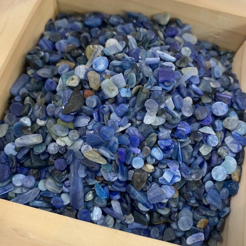 Rinmaのレア カイヤナイト50g さざれ石 天然石 パワーストーン 独立心 自立心 意思力向上 決断力 冷静沈着 判断力 精神安定 浄化 細石 インテリア レジン DIY 青色天然石 細石 インテリア 風水 レジン オルゴナイト ハンドメイド DIY アクセサリー素材 開運｜アングル3