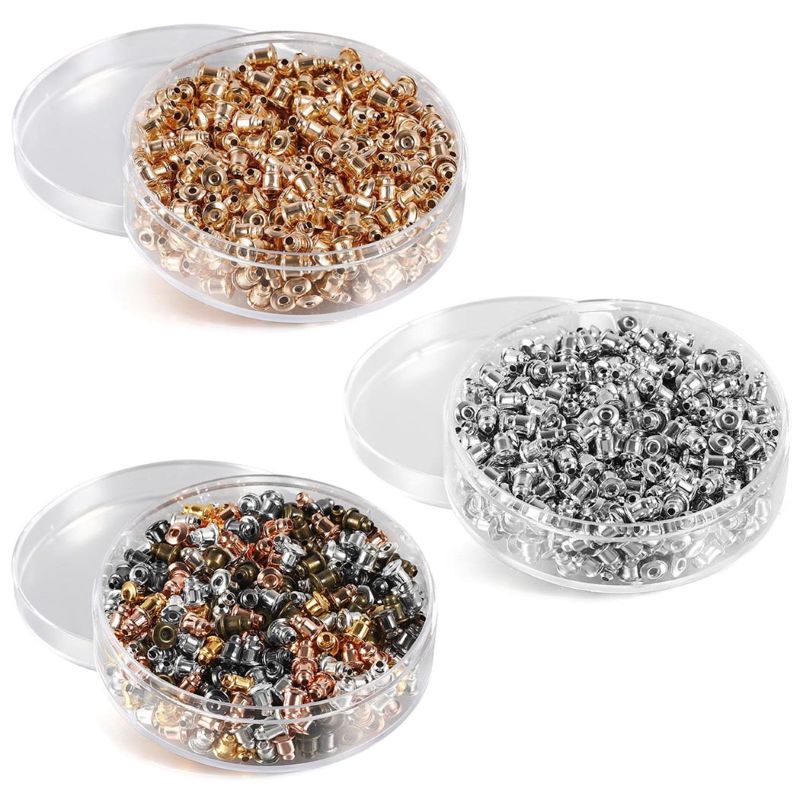 ピアスキャッチ約400個セットです。 中にシリコンが入っているので抜け落ちにくく脱着スムーズ！ キャッチが固くて手が痛い、まっすぐ嵌められないというお悩みも解決！ 大容量の400個入りなのでピアスをたくさん作成することができます♪ KCゴールド…黄色味が少なく、落ち着いた上品なゴールドカラー ミックス…(KCゴールド/ゴールド/ピンクゴールド/アンティークゴールド/ 　　　　　 プラチナ/シルバー/メタリックブラック) 　サイズ 　5.5mm×3.5mm 　スタッドピアス・20Gピアス対応 　カラー 　KCゴールド/シルバー/ミックス 　素材 　合金 　価格 　600円／1ケース 　注意事項 　・モニター環境や製造時期により、多少色味が異なる場合がございます。 　・サイズには若干の誤差がある場合がございます。 　・稀に小さな傷・歪みがある場合がございます。 　・商品改良の為、予告なく若干の仕様変更をする場合がございます。