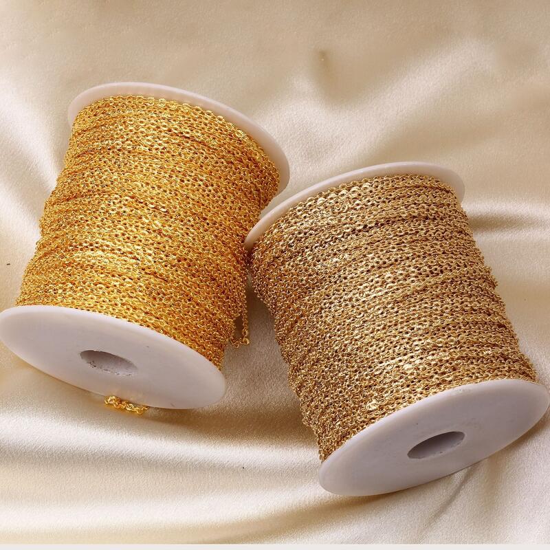 ギザギザデザインし、鍍金しており、見た目キラキラして、高級感あります。 DIYネックレス ブレスレット キーフォルダーチェーン ピアス ハンドメイド商品を作成するのにお勧めの万能のチェーンです。 K14GFとは… ・ゴールド層が薄く剥がれやすい金メッキと違って、金の厚みが100倍ほどもあり、非常に美しい仕上がり。 ・アクセサリーでなくジュエリーに分類される素材のため、安心して長い間、愛用できる。 ・欧米では3世代に渡るほど長持ちすると言われている。 ・14KGFは金属アレルギーを起こしにくい素材とされている。 ・本物の金の輝きをそのままに金と較べると安価で手軽に楽しむことが出来る。 ・耐久性の面においても優れており、金メッキのようにすぐにメッキが剥げてきてしまうような心配は殆どない。 ・金属アレルギーをお持ちの多くの方々にも安心してご着用頂けます。 チェーンのみのアクセサリーパーツです。 ブレスレット・ネックレス作成などのハンドメイドに大活躍♪ 【素材】 14KGF(ゴールドフィルド) 【サイズ】：横幅2mm×縦2.5mm　線経0.4mm 【カラー】：ゴールド/KCゴールド 【価格】 ￥240/20cm ※20cm以上ご希望の方は数量で調節お願いいたします。 （例）40cmご希望の場合は数量2になります。 20cm以上は切断せずお送りいたします。 ・メーカーの仕様変更により内容が若干異なる場合がございます。 ・モニター環境や製造時期により、多少色味が異なる場合がございます。