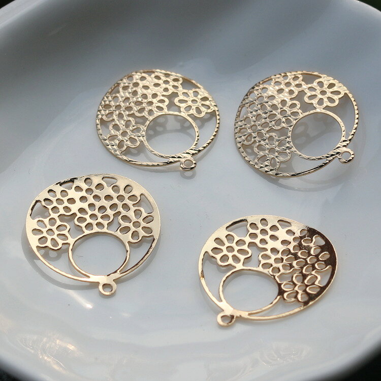 乐天商城 - カン付き 透かしチャーム 4個 花 フラワー プレート ラウンド 丸 フレーム ゴールド アクセサリーパーツ ハンドメイド 素材