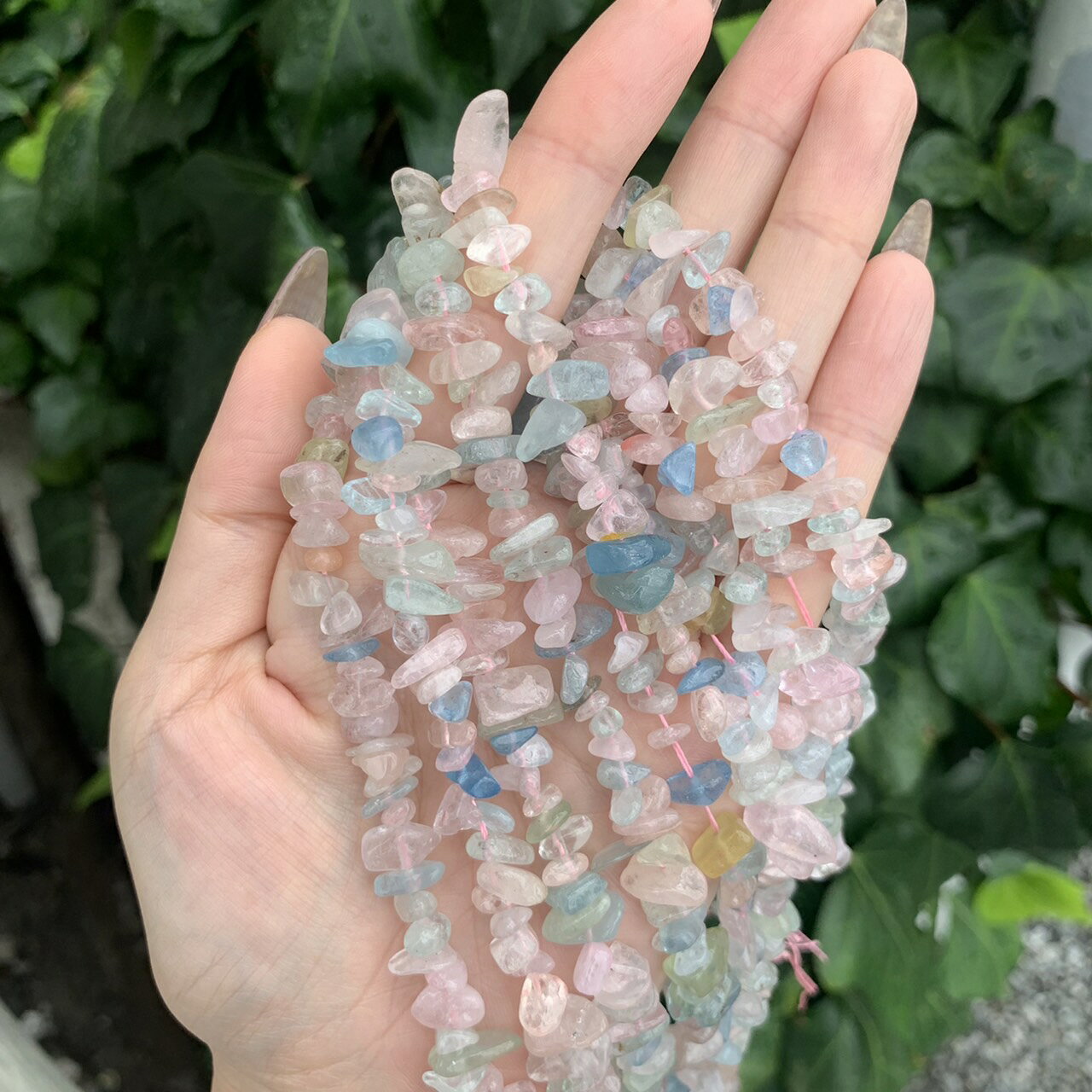 穴あき さざれ石 10g 高質ミックスベリル 44粒前後 また1連約38cm 天然石 ハンドメイド素材 パーツ モルガナイト ヘリオドール レッドベリル 藍柱石 水晶緑柱石 青緑柱 マリンアクアマリン アクワマリン サンタマリア rinma-10001409 Rinma サンプル画像3