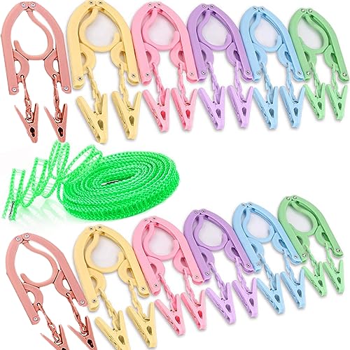 プラスチック12個入りハンガー 洗濯ロープ1本緑/45×14cm/-・Color:12個入りハンガー 洗濯ロープ1本緑・セット内容：ハンガー12個（6色、それぞれ2個あり） ピンチ24個付き，洗濯ロープ1本 緑。・サイズ:45×14cm全開） 25cm×11.5cm半開 13.5cm×7.5cm折り畳み，重量:約37.5g1個あたり。洗濯ロープ長さ：5m。・耐久性&便利性：硬化プラスチックを主材にして、軽量で持ち歩き便利。アルミニウム合金リベット、錆びにくい、丈夫で長持ちできます。・防風＆防滑ハンガーは滑りにくいPP素材を採用し、そして左右にグリップがあり、服をハンガーに固定させ、防風性も優れており、風に吹かれても落ちることはありません・折り畳み式の利点、それはコンパクトで海外旅行や出張などに向いています。服やタオルなど、便利性抜群で、色んなの服に適用します。ピンチ付きで、服以外の小物も物干しでき、様々なシーンで大活躍できます。