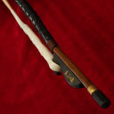楽器の詳細 材　質 材質：厳選紅竹 紅竹は、竹の太さが均一で節の断面が円形で整っており、弾力がよい弓になります。 紅竹の弓は、弓の先端から手元までの間に節が1つあります。下位の精品クラスは、弓の先端から50-60cmの位置に節があるのに対し、この臻品クラスは65cm以上の位置に節がある竹を選び、節がない弾力が良好な部分が、弓棹の大部分を占めるように材料選定されています。 雄の馬毛を張り、滑り防止のために持ち手部分に巻革（蛇革）が施されています。 ※お使いのモニタの発色具合によって実際のものと色が異なる場合がございます。 特　徴 この弓は、王小迪先生に直接選んでいただいたものです。 弾力　　　：やや柔らかい 弓の長さ　：標準長である約83cm 毛質　　　：最上級　無漂白白馬雄毛 ※価格を少しでも低く設定するため、発送時は簡易包装（弓はビニル袋に入れ、プラスチック管に入れて発送）とさせていただいております。◆弊社は2020年3月に、王小迪精品弓工場（北京）より、日本直営店の指定を受けました。 ◆著名二胡弓製作家　王小迪先生の二胡弓です。 ◆精品クラスの紅竹は、竹の太さが均一で節の断面が円形で整っており、弾力がよい弓になります。