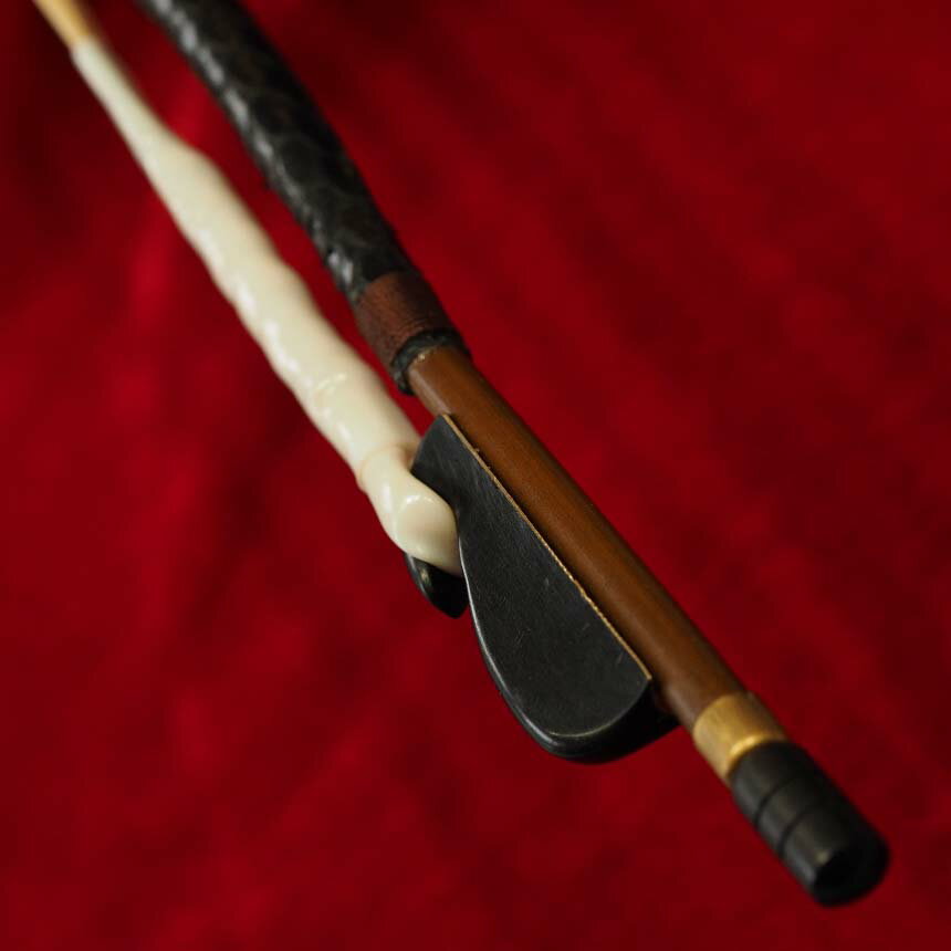 楽器の詳細 材　質 材質：厳選紅竹 紅竹は、竹の太さが均一で節の断面が円形で整っており、弾力がよい弓になります。 紅竹の弓は、弓の先端から手元までの間に節が1つあります。下位の精品クラスは、弓の先端から50-60cmの位置に節があるのに対し、この臻品クラスは65cm以上の位置に節がある竹を選び、節がない弾力が良好な部分が、弓棹の大部分を占めるように材料選定されています。 雄の馬毛を張り、滑り防止のために持ち手部分に巻革（蛇革）が施されています。 ※お使いのモニタの発色具合によって実際のものと色が異なる場合がございます。 特　徴 この弓は、王小迪先生に直接選んでいただいたものです。 弾力　　　：標準 弓の長さ　：標準長である約83cm 毛質　　　：最上級　無漂白白馬雄毛 ※価格を少しでも低く設定するため、発送時は簡易包装（弓はビニル袋に入れ、プラスチック管に入れて発送）とさせていただいております。　 ◆弊社は2020年3月に、王小迪精品弓工場（北京）より、日本直営店の指定を受けました。 ◆著名二胡弓製作家　王小迪先生の二胡弓です。 ◆精品クラスの紅竹は、竹の太さが均一で節の断面が円形で整っており、弾力がよい弓になります。