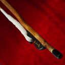 楽器の詳細 材　質 材質：紅竹 　紅竹は、竹の太さが均一で節の断面が円形で整っており弾力がよいため、伝統的に二胡弓の材料として使用されています。 　弓の先端から手元までの間に節が1つありますが、この【極】は、節の位置が弓魚のあたりと極端に後方にあり、極品無節弓と同等のしなやかさと、紅竹の最適な弾力が両立した逸品です。 【参考情報】 　下位の精品クラス紅竹は、弓の中央付近に節があり、通常ラインナップの最上位である臻品クラス紅竹は65cm以上の持ち手付近の位置に節がある竹を選んで、製作されています。 【極】の節の位置は、さらに後方にある貴重な竹を選定しています。 　紅竹は、節がない弾力が良好な部分が、弓棹の大部分を占めるものが上級品となります。 　※お使いのモニタの発色具合によって実際のものと色が異なる場合がございます。 特　徴 ★この弓は、red Bridgeオーダー品です★ 弾力　　　：やや柔らかい 弓の長さ　：標準長である83cm 毛質　　　：最上級　無漂白白馬の雄毛使用 ※価格を少しでも低く設定するため、発送時は簡易包装（弓はビニル袋に入れ、プラスチック管に入れて発送）とさせていただいております。◆弊社は2020年3月に、王小迪精品弓工場（北京）より、日本直営店の指定を受けました。 ◆著名二胡弓製作家　王小迪先生の二胡弓です。 ◆紅竹は、竹の太さが均一で節の断面が円形で整っており弾力がよいため、伝統的に二胡弓の材料として使用されています。 ◆弓の先端から手元までの間に節が1つありますが、この【極】は、節の位置が弓魚のあたりと極端に後方にあり、極品無節弓と同等のしなやかさと、紅竹の最適な弾力が両立した逸品です。