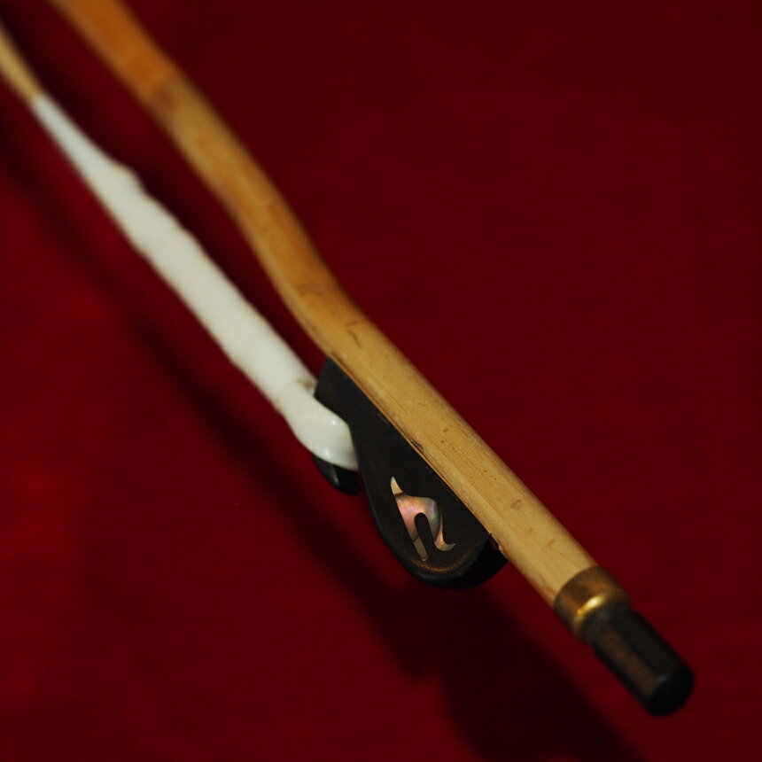 楽器の詳細 材　質 材質：湘妃竹 こちらは、中胡の演奏で本来使用する専用弓です。 中胡弓は、太い弦をしっかりと響かせるために、二胡弓と比較して竹は太く硬めで、長さが86cmと長めです。 　※お使いのモニタの発色具合によって実際のものと色が異なる場合がございます。 特　徴 ★この弓は、red Bridgeオーダー品です★ 　　弾力　　：　中胡弓として標準（二胡弓より硬め太め） 　　弓の長さ：　中胡弓として標準の86cm 　　毛質　　：　最上級無漂白白馬雄毛 ※価格を少しでも低く設定するため、発送時は簡易包装（弓はビニル袋に入れ、プラスチック管に入れて発送）とさせていただいております。◆弊社は2020年3月に、王小迪精品弓工場（北京）より、日本直営店の指定を受けました。 ◆著名二胡弓製作家　王小迪先生の二胡弓です。 ◆こちらは、中胡の演奏で本来使用する専用弓です。 ◆中胡弓は、太い弦をしっかりと響かせるために、二胡弓と比較して竹は太く硬めで、長さが86cmと長めです。