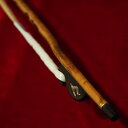 楽器の詳細 材　質 材質：湘妃竹 こちらは、中胡の演奏で本来使用する専用弓です。 中胡弓は、太い弦をしっかりと響かせるために、二胡弓と比較して竹は太く硬めで、長さが86cmと長めです。 　※お使いのモニタの発色具合によって実際のものと色が異なる場合がございます。 特　徴 ★この弓は、red Bridgeオーダー品です★ 　　弾力　　：　中胡弓としてやや柔らかめ（二胡弓より硬め太め） 　　弓の長さ：　中胡弓として標準の86cm 　　毛質　　：　最上級無漂白白馬雄毛 ※価格を少しでも低く設定するため、発送時は簡易包装（弓はビニル袋に入れ、プラスチック管に入れて発送）とさせていただいております。◆弊社は2020年3月に、王小迪精品弓工場（北京）より、日本直営店の指定を受けました。 ◆著名二胡弓製作家　王小迪先生の二胡弓です。 ◆こちらは、中胡の演奏で本来使用する専用弓です。 ◆中胡弓は、太い弦をしっかりと響かせるために、二胡弓と比較して竹は太く硬めで、長さが86cmと長めです。