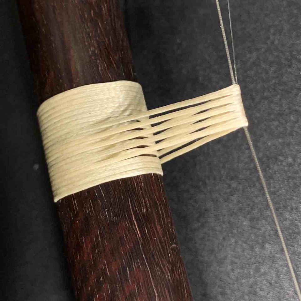 商品の詳細 材　質 長さ約140cm（二胡1本分） 特　徴 弊社一押しの千斤線。 こちらの商品の色は、シルキーホワイトになります。 この糸の断面は円形ではなく、「きしめん」のように平らです。 よって、弦に対して糸が「面」で接するため、弦に巻き付けた部分の糸と糸の間に隙間ができず密着性が高く、 指で弦を押したときの音色に近くなり、開放弦にノイズが乗りにくくなります。 ※糸が平ら（リボン状）であるため、棹と弦に、糸が捻じれないよう隙間なく巻くことで最大の効果が得られます（画像1枚目参照）。 ※最初に糸全体を伸ばし、よれが完全になくなるように整えると、綺麗に巻きやすいです。 ※お使いのモニタの発色具合によって実際のものと色が異なる場合がございます。■千斤線　：長さ約140cm（二胡1本分） ■この糸の断面は円形ではなく、「きしめん」のように平らです。 ■よって、弦に対して糸が「面」で接するため、弦に巻き付けた部分の糸と糸の間に隙間ができず密着性が高く、指で弦を押したときの音色に近くなり、開放弦にノイズが乗りにくくなります。 ■糸が平ら（リボン状）であるため、棹と弦に、糸が捻じれないよう隙間なく巻くことで最大の効果が得られます（画像1枚目参照）。 ■最初に糸全体を伸ばし、よれが完全になくなるように整えると、綺麗に巻きやすいです。