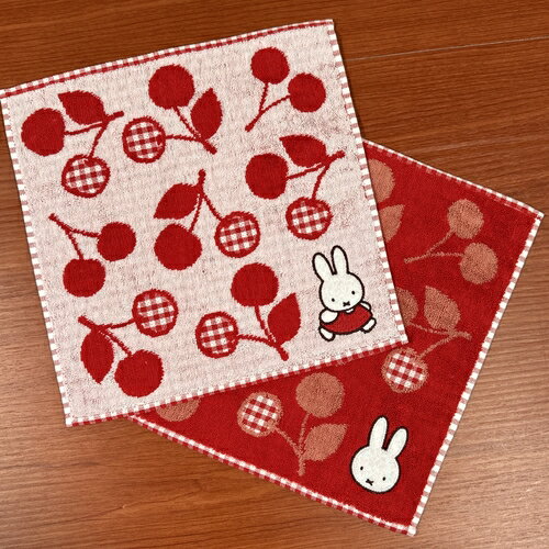 ミッフィーデザインのミニタオルが登場です！ ふんわりと柔らかく、吸水性の高いパイル仕様。 バッグの中でもかさばらず、ポケットに入れても持ち運びできるサイズ。 汗をかくシーズンやお子様連れの時の気になる食べ物汚れなどに1枚あると便利です。 ピ...