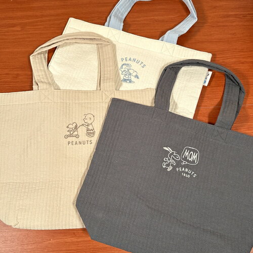 Rakuten - 送料無料 ピーナッツ/スヌーピー トートバッグ／キルト刺繍シリーズ SPIK-370-2 /MOM／ブルーグレー カート／ベージュ 抱っこ／ホワイト