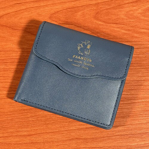 ピーナッツデザインの財布です。 ワンポイントのエンボスデザインがシンプルで上品なシリーズ。 折り畳みのとじはスナップボタン仕様。 カード入れが6カ所とお札入れ、小銭入れの機能が付いています。 お札入れは2つ折りタイプ。 小銭入れは外側に折り畳み式で付属、大きく開くので取り出しやすい。 お札、コイン、カードすべての収納が同じ向きで、出し入れがスムーズ。 ※ごくまれにほつれなどがある場合がございますが、縫製品製造上の都合によるもので、不良品ではございません。 メーカー：マリモクラフト 素材：合皮 サイズ：約H:95mm×W:110mm×D:20mm ※お使いのモニターの設定などの環境状況により、実際の商品と色味が異なる場合がございます。 ※画像はイメージです。実際の商品とは多少異なる場合がございます。 ※諸般の事情につき、予告なくデザインや仕様が変更になる場合があります。
