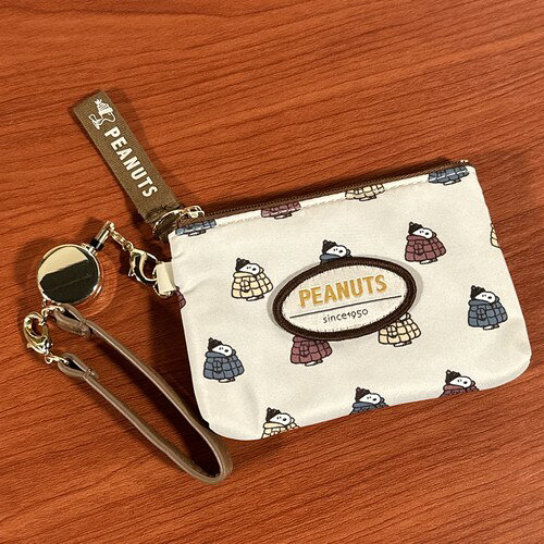 ピーナッツデザインのパスポーチが登場です！ 伸びるリール付きで改札での使用もラクチン。 ファスナー式のポーチは小銭入れや小物入れとしても使える。 カードポケットはカードが見えるオープンタイプ。 ※ごくまれにほつれなどがある場合がございますが、縫製品製造上の都合によるもので、不良品ではございません。 メーカー：マリモクラフト 素材：ポリエステル/合皮 サイズ：約H:70mm×W:110mm×D10mm ※お使いのモニターの設定などの環境状況により、実際の商品と色味が異なる場合がございます。 ※画像はイメージです。実際の商品とは多少異なる場合がございます。 ※諸般の事情につき、予告なくデザインや仕様が変更になる場合があります。