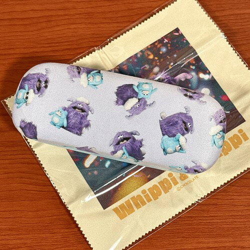 ホイッピ＆ラッピデザインのメガネケースが登場です！ 本体はしっかりとしたつくりで中のメガネを守るメガネケース。 付属のクロスもイラスト入り。 メーカー：マリモクラフト 素材：ポリエステル/スチール サイズ：約H:60mm×W:160mm×D:40mm ※お使いのモニターの設定などの環境状況により、実際の商品と色味が異なる場合がございます。 ※画像はイメージです。実際の商品とは多少異なる場合がございます。 ※諸般の事情につき、予告なくデザインや仕様が変更になる場合があります。