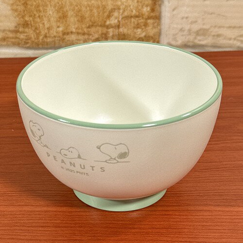 ピーナッツデザインの飯椀です！ 樹脂製のため、陶器などと違い軽くて割れにくいので、子供からご年配まで使いやすい。 電子レンジ・食洗機の使用も可能 耐熱温度-20〜140℃ ※電子レンジ等ご利用の際は仕様上の注意をご確認の上ご利用ください。 メーカー：マリモクラフト 素材：PET/ABS樹脂 原産国：日本 サイズ：約H68×φ(直径)108mm ※お使いのモニターの設定などの環境状況により、実際の商品と色味が異なる場合がございます。 ※画像はイメージです。実際の商品とは多少異なる場合がございます。 ※諸般の事情につき、予告なくデザインや仕様が変更になる場合があります。
