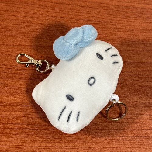 サンリオキャラクター/ハローキティデザインのリールキーホルダーです。 リール部分がふわふわのファー生地製マスコットになったかわいいキーホルダーです。 カラビナフックとリング付き。 伸びるリールがついたキーホルダーなので、パスケースやカギがカバンとつなげたまま使用できる。 なくしたり落としたりするのを防ぐのにも便利。 スマホストラップと繋げたりしても便利です。 メーカー：ティーズファクトリー 素材：ポリエステル サイズ：約H62×W76×D30mm ※お使いのモニターの設定などの環境状況により、実際の商品と色味が異なる場合がございます。 ※画像はイメージです。実際の商品とは多少異なる場合がございます。 ※諸般の事情につき、予告なくデザインや仕様が変更になる場合があります。