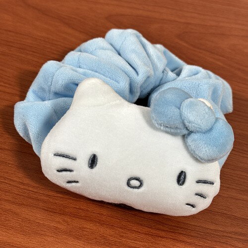 乐天商城 - 【時間限定クーポン配布中】サンリオ/ハローキティ ぬいぐるみ付きシュシュ BLKT-065 / みずいろ ハローキティ