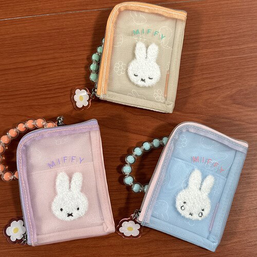 ミッフィーデザインのデイリーパスポーチです。 表面がメッシュでサガラ刺繍のミッフィーが施されたかわいいデザイン。 使いやすくお出かけや散歩のお供にもおすすめです。 ファスナーで開閉できるポーチ部分は、毎日持ち歩く小銭や小物を入れるのにちょうどいい。 ポーチ内にポケットもあるので、中をまとめるのに便利。 伸びるリールも内蔵しているので、カバンやベルトに取り付けたまま伸ばして改札を通れる。 ファスナーの引き手はお花のかたち、ストラップベルトはビーズを使用したかわいいデザインです。 ピンク:DBM-3498/4994209349540 ブルー:DBM-3499/4994209349557 アイボリー:DBM-3500/4994209349564 ※ごくまれにほつれなどがある場合がございますが、縫製品製造上の都合によるもので、不良品ではございません。 メーカー：マリモクラフト 素材：ポリエステル/アクリル樹脂 サイズ：約H:125mm×W:80mm×D:15mm ※お使いのモニターの設定などの環境状況により、実際の商品と色味が異なる場合がございます。 ※画像はイメージです。実際の商品とは多少異なる場合がございます。 ※諸般の事情につき、予告なくデザインや仕様が変更になる場合があります。
