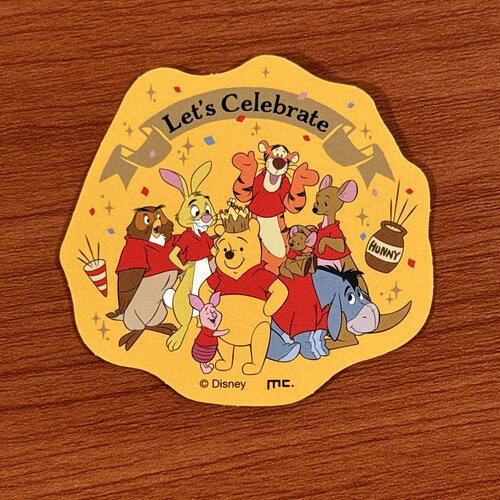 ディズニー/くまのプーさんデザインのステッカーセットが登場です！ 登場キャラがプーさんとお揃いの赤いシャツを着た赤シャツフレンズデザイン。 手帳、ノート、PCやスマホケースなどいろんなところに貼ってデコレーション。 ちょっと大きめサイズ。＜br> メーカー：マリモクラフト 素材：紙 サイズ：H:60mm×W:56mm ※お使いのモニターの設定などの環境状況により、実際の商品と色味が異なる場合がございます。 ※画像はイメージです。実際の商品とは多少異なる場合がございます。 ※諸般の事情につき、予告なくデザインや仕様が変更になる場合があります。