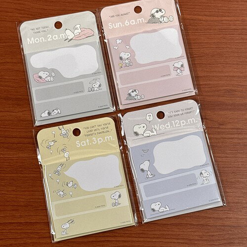 ピーナッツデザインの付箋セットが登場です！ サイズ2種類3柄ワンセット。 メモや伝言などで使いやすい35×70mmの付箋が1柄。 一言メモやめじるしに使いやすい16.5×70mmが2柄。 各30枚綴り。 グレー:SPIK-596/4994209378267 ピンク:SPIK-597/4994209378274 イエロー:SPIK-598/4994209378281 ブルー:SPIK-599/4994209378298 メーカー：マリモクラフト 素材：紙 サイズ：約H70×W70mm ※お使いのモニターの設定などの環境状況により、実際の商品と色味が異なる場合がございます。 ※画像はイメージです。実際の商品とは多少異なる場合がございます。 ※諸般の事情につき、予告なくデザインや仕様が変更になる場合があります。