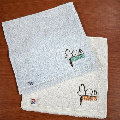 ピーナッツデザインのミニタオルが登場です！ ふわふわで柔らかいあまわたの特徴はそのままにロングパイルで織り上げた心地の良いミニタオル。 ワンポイントのスヌーピーは刺繍デザイン。 吸水性の高いパイル仕様。 バッグの中でもかさばらず、ポケットに入れても持ち運びできるサイズ。 汗をかくシーズンやお子様連れの時の気になる食べ物汚れなどに1枚あると便利です。 ホワイト:SPT-542/4994209377536 ブルー:SPT-543/4994209377543 ※ごくまれにほつれなどがある場合がございますが、縫製品製造上の都合によるもので、不良品ではございません。 製造元：西川株式会社 販売元：株式会社マリモクラフト 素材：綿 サイズ：H:250mm×W:250mm ※お使いのモニターの設定などの環境状況により、実際の商品と色味が異なる場合がございます。 ※画像はイメージです。実際の商品とは多少異なる場合がございます。 ※諸般の事情につき、予告なくデザインや仕様が変更になる場合があります。