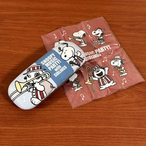 ピーナッツデザインのメガネケースが登場です！ 本体はしっかりとしたつくりで中のメガネを守るメガネケース。 フタはばね式でがっちり閉まるタイプ。 付属のクロスもイラスト入り。 メーカー：マリモクラフト 素材：ポリエステル/スチール サイズ：約H:60mm×W:160mm×D:40mm ※お使いのモニターの設定などの環境状況により、実際の商品と色味が異なる場合がございます。 ※画像はイメージです。実際の商品とは多少異なる場合がございます。 ※諸般の事情につき、予告なくデザインや仕様が変更になる場合があります。