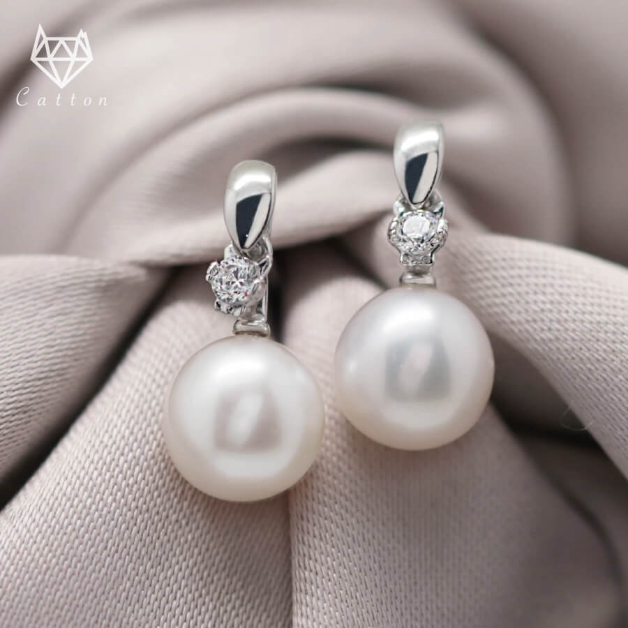 ミニネッコレスが揺れるパールピアス...