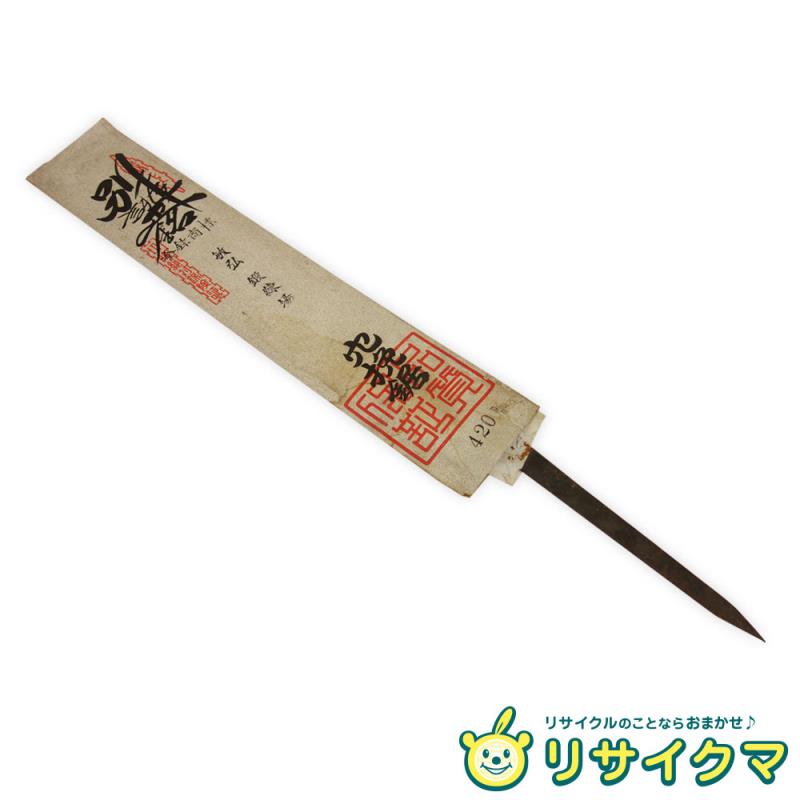 ■■■店舗管理番号：その他 37049-YR■■■ ------------------------------------ ◇こちらの商品は【ゆうパック80サイズ×1】合計1個口で発送予定です。料金は添付の送料表をご参照ください。 ◇プロフィール、商品ページの注意書きをよくお読みの上、ご購入をお願いいたします。 ------------------------------------ ◆商品名◆ のこぎり ◆サイズ◆(約　mm) 全長：775 ◆商品の特長・状態◆ ※未使用品ですが長期保管されておりましたので画像には写りきらないサビ、傷、汚れ、変色等ございます。あらかじめご了承いただいたうえでご注文をお願いいたします。 ※付属品は写真にあるものが全てです。不足部品はご購入者様でご用意お願いいたします。 ※上記書ききれていない欠点等もございますので、その場合はご了承ください。ご不明な点や疑問等ございましたら必ずお問い合わせの上、解決後のご購入をお願い致します。 ■■■ご入金前のお取り置きは行っておりません。■■■ ご注文日より1週間程度で発送いたします。それ以上の保管はできません。 ■■■返品特約について■■■ お客様のご都合による商品の返品及び売買契約の解除についてはお受けすることができません。 但し、商品に瑕疵、虚偽説明、不実記載等、売買契約を履行できない場合にのみ、商品到着日から起算して8日以内であれば返品交換を承ります。 この期間を過ぎますと、いかなる場合でも返品・返金・交換は受け付けることができません。 補償の対象となるのは商品代金、送料のみであり、売買契約不履行により発生した工事代金や、営業ができなかった為に発生した損害などについては、補償の対象外となります。 当商品をご注文頂いた時点で上記の点をご承知頂いたこととさせて頂きます。 ■■■保証期間について■■■ 商品が届いた時点で著しく破損している場合に限り、商品代金と送料を保証させていただきます。 ※但しお客様にて手配して頂きました運送料金(店頭受け取りの場合も含む)につきましては、保証対象外となります。 商品到着後は、速やかに確認をお願い致します。商品到着後1週間以上経過してからのお申し出は一切お受け致しかねます。 返品の際に必要となりますので、保証期間内は梱包材の保管をお願いいたします。
