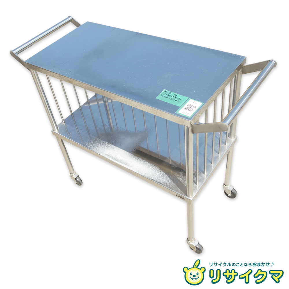 ■■■店舗管理番号：Fe2114-YR■■■ ------------------------------------ ◇配送方法：西濃運輸Bサイズ ◇送料：添付の送料表をご確認ください。 ◇梱包材の解体・処分はご購入者様でお願いいたします。 ◇お取り置き不可。ご注文から1週間程度での発送としそれ以上の保管はできません。 ◇ご購入前にプロフィール・商品ページをよくお読みの上ご不明点はお問い合わせ、解決後のご注文をお願いいたします。 ◇個人様、工事中店舗、看板なし、屋号登録なし：現地配送不可。西濃運輸最寄りの支店止め ◇法人様、店舗様宛に限り現地配達可能。ご注文時必ず法人様名、店舗様名をお知らせください。記載のない場合は支店止めとなります。ドライバーによる荷降ろし不可。車上渡しとなりますので人員の確保をお願いいたします。 ◇上記条件が揃う場合でも運送会社の判断で支店止めとなる可能性があります。その場合はトラックで最寄りの支店までお引取お願いいたします。支店止めとなった後現地配送をご希望された場合はチャーター便及び軒先渡しとなり別途チャーター料金(お客様負担)が発生します。 ------------------------------------ ◆商品名◆ カート ◆サイズ◆(約　mm) 外形：幅765〜980(持ち手まで)×奥行385×高さ800 間口：幅700×奥行360×高さ350 ◆スペック◆ ○カラー：シルバー ※モニターの発色の具合によって実際のものと色が異なる場合があります。 ○素材：鉄(ステンレス加工) ◆特長・仕様・状態◆ ●脚部調整可能な商品に関しては、固着、ネジの状態に不備がある場合がございます。現状でのお渡しとなりますので、調節はご購入者様でお願いいたします。脚部に関しての不備は一切保証対象外とさせていただきます。 〇商品の状態：C 普通(多少の使用感有、傷凹み汚れ等有) ○保証対象は商品本体のみです。消耗品および付属品は保証対象外とさせていただきます。また付属品は写真に写っている物が全てです。交換・不足部品はご自身でご用意願います。 ○清掃しておりますがあくまで中古品でございます。写真には写りきらない傷・汚れ等ございます。予めご承知おきください。 ■■■返品特約及び保証期間について■■■ 保証期間は商品到着後8日以内とします。 ご注文後はお客様のご都合による返品及び売買契約の解除はお受けすることができません。 ただし商品に瑕疵・虚偽説明・不実記載・商品到着時著しく破損している場合のみ返品・返金を承ります。 （返品の際に必要となりますので保証期間内は梱包材の保管をお願いいたします。） 保証期間後の返品・返金・修理はいかなる場合もお受けできませんので商品到着後は速やかに確認をお願いいたします。 保証対象は商品代金・送料のみとし取り付け工事費、営業できなかった為に発生した損害等その他諸費用、またお客様にて手配して頂きました運送料金・店頭受け取りの際の交通費等につきましては保証対象外となります。 ご注文いただいた時点で上記の点をご了承いただいた事とさせていただきます。