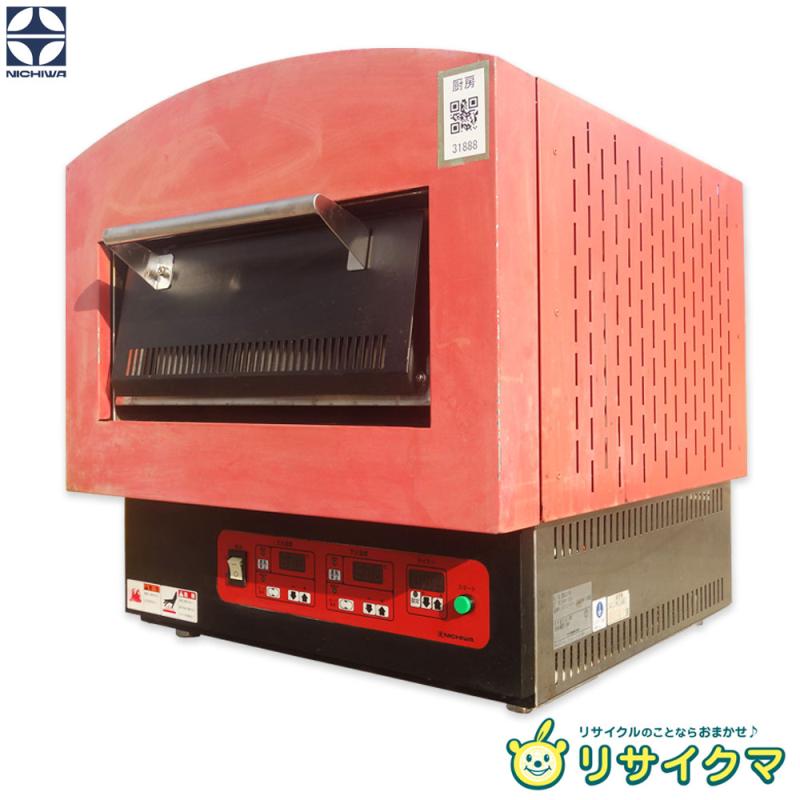 ■■■店舗管理番号：厨房 31888-YR■■■ ------------------------------------ ◇配送方法：西濃運輸Bサイズ ◇送料：添付の送料表をご確認ください。 ◇梱包材の解体・処分はご購入者様でお願いいたします。 ◇お取り置き不可。ご注文から1週間程度での発送としそれ以上の保管はできません。 ◇ご購入前にプロフィール・商品ページをよくお読みの上ご不明点はお問い合わせ、解決後のご注文をお願いいたします。 ◇個人様、工事中店舗、看板なし、屋号登録なし、フォークリフトなし：現地配送不可。西濃運輸最寄りの支店止め。トラックで最寄りの支店までお引き取りに行っていただける方のみご購入をお願いいたします。 ◇フォークリフトのご用意がある法人様、店舗様宛に限り現地配達可能。荷降ろし先にフォークリフトのご用意が必須。ご注文時必ずフォークリフトの有無、法人様名、店舗様名をお知らせください。記載のない場合は支店止め。ドライバーによる荷降ろし不可。車上渡しとなりますので荷降ろしはご自身でお願いいたします。 ◇上記条件が揃う場合でも運送会社の判断で支店止めとなる可能性があります。その場合はトラックで最寄りの支店までお引取お願いいたします。支店止めとなった後現地配送をご希望された場合はチャーター便及び軒先渡しとなり別途チャーター料金(お客様負担)が発生します。 ◇自社便(配達可能地域)は近畿圏内で\22,000〜(お届け先の状況によって異なります。)別途お見積となります。 ◇店舗へ直接ご来店の上お引き取りも可能です。ご購入の際お申し付けください。 ------------------------------------ ※この商品は弊社指定の配送無料対象商品です。 ※神戸市内・明石市内への配送は軒先渡しの場合に限り自社便で無料配送させて頂きます。(神戸市・明石市以外への配送、軒先渡し以外の受取方法は有料です。) ※軒先渡しとは商品をトラックから荷下ろしした状態でのお渡しであり建物前への置き配は致しません。建物内へ運び入れはお客様ご自身でお願い致します。 ※受け取りのサインを頂戴致しますので配送時は必ず荷受人様のお立合いをお願いします。 ※配送は基本的にご入金確認後の水曜・日曜となります。(スタッフの人数の関係上ご希望に添えない場合もございますので予めご了承ください。直近での配送、その他の曜日に関しましてはご相談ください。) ------------------------------------ ◆商品名◆ 電気式 ピザ窯 ◆メーカー◆ NICHIWA ◆型番◆ PKN-385 ◆年式◆ 2020年製 ◆サイズ◆(約　mm) 幅600×奥行750×高さ620 ◆特長・仕様◆ ○ニチワのピザ窯はコンパクトでも本格的なナポリピッツアを焼き上げます! ○デジタルコントロールパネルの採用により、温度と焼成時間をキー操作のみで設定できるため、あらゆるニーズのピザの焼成に対応します。上火、下火温度は50℃〜550℃まで設定可能。 ○庫内寸法：幅426×奥行433×高さ100 ○焼成能力：12インチ1枚 14インチ1枚 ○本体重量：93kg (ネット情報・引用) ○三相200V 50/60Hz ○定格消費電力：3.8kW 〇商品の状態：D 使用感有(目立つ傷、汚れ、凹み等有)、動作に問題なし ○電源を入れても起動しない場合は逆相が考えられますので電源線3本の内2本を互いに入替えて下さい。逆相が原因の返品返金はお断りします。 ○保証対象は商品本体のみです。蛍光灯・ホース・フィルター・刃などの消耗品および付属品は保証対象外とさせていただきます。また付属品は写真に写っている物が全てです。交換・不足部品はご自身でご用意願います。 ○清掃しておりますがあくまで中古品でございます。写真には写りきらない傷・汚れ等ございます。予めご承知おきください。 ■■■返品特約及び保証期間について■■■ 保証期間は商品到着後8日以内とします。 ご注文後はお客様のご都合による返品及び売買契約の解除はお受けすることができません。 ただし商品に瑕疵・虚偽説明・不実記載・初期不良の場合のみ返品・返金を承ります。 修理が可能な場合は商品代金(送料は含まない)を上限とし修理代金を保証いたします。 保証期間後の返品・返金・修理はいかなる場合もお受けできませんので商品到着後は速やかに動作確認をお願いいたします。 （返品の際に必要となりますので保証期間内は梱包材の保管をお願いいたします。） 保証対象は商品代金・送料のみとし取り付け工事費、営業できなかった為に発生した損害等その他諸費用、またお客様にて手配して頂きました運送料金・店頭受け取りの際の交通費等につきましては保証対象外となります。 ご注文いただいた時点で上記の点をご了承いただいた事とさせていただきます。