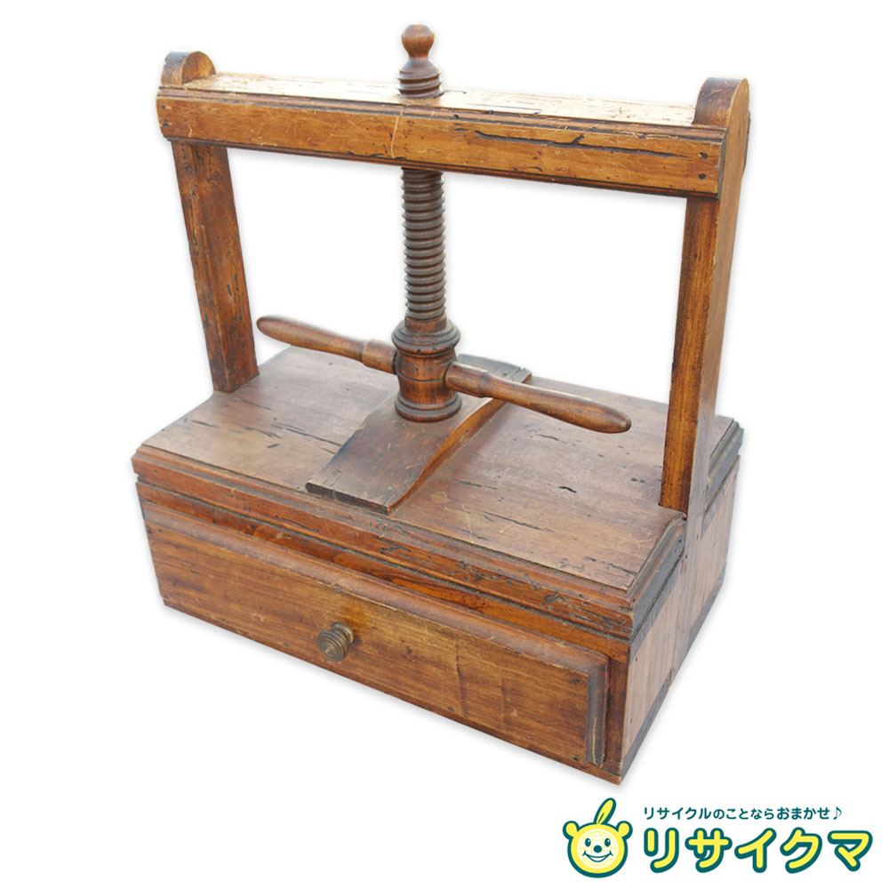 ■■■店舗管理番号：その他 40389-YR■■■ ------------------------------------ ◇配送方法：ゆうパック120サイズ ◇送料：添付の送料表をご確認ください。 ◇お取り置き不可。ご注文から1週間程度での発送としそれ以上の保管はできません。 ◇ご購入前にプロフィール・商品ページをよくお読みの上ご不明点はお問い合わせ、解決後のご注文をお願いいたします。 ------------------------------------ ◆サイズ◆(約　mm) 幅400×奥行270×高さ440〜570 ◆商品の特長・状態◆ 味わい深い経年変化が美しい木製の卓上ブックプレスです。中央のハンドルを回して圧力をかけるクラシカルな構造で下部には便利な引き出しが1杯付いています。実用的な製本プレスとしてはもちろん重厚感のある佇まいは置くだけで絵になるためアンティークインテリアのオブジェ、店舗什器、撮影用の小物としても大変おすすめです。 〇商品の状態：C 普通(多少の使用感有、傷凹み汚れ等有) ○保証対象は商品本体のみです。消耗品および付属品は保証対象外とさせていただきます。また付属品は写真に写っている物が全てです。交換・不足部品はご自身でご用意願います。 ○清掃しておりますがあくまで中古品でございます。写真には写りきらない傷・汚れ等ございます。予めご承知おきください。 ■■■返品特約及び保証期間について■■■ 保証期間は商品到着後8日以内とします。 ご注文後はお客様のご都合による返品及び売買契約の解除はお受けすることができません。 ただし商品に瑕疵・虚偽説明・不実記載・商品到着時著しく破損している場合のみ返品・返金を承ります。 （返品の際に必要となりますので保証期間内は梱包材の保管をお願いいたします。） 保証期間後の返品・返金・修理はいかなる場合もお受けできませんので商品到着後は速やかに確認をお願いいたします。 保証対象は商品代金・送料のみとし取り付け工事費、営業できなかった為に発生した損害等その他諸費用、またお客様にて手配して頂きました運送料金・店頭受け取りの際の交通費等につきましては保証対象外となります。 ご注文いただいた時点で上記の点をご了承いただいた事とさせていただきます。