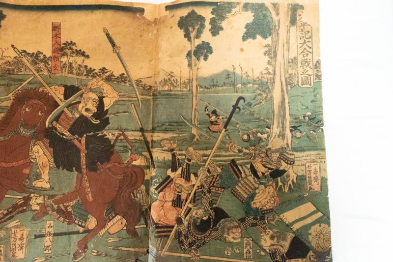 リサイクマのリサイクルショップの【中古】M▽歌川芳員 太平記大合戦之図 1856年 木版画 浮世絵 錦絵 大判 3枚揃 ■送料無料対象外・送料別途必要■ (003)｜アングル2