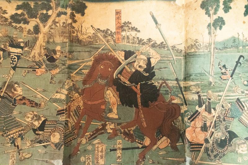 リサイクマのリサイクルショップの【中古】M▽歌川芳員 太平記大合戦之図 1856年 木版画 浮世絵 錦絵 大判 3枚揃 ■送料無料対象外・送料別途必要■ (003)｜アングル3