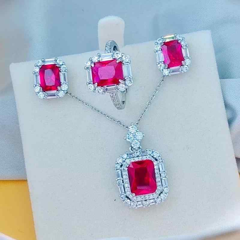 レディース 赤いコランダム 四角カット カラージュエリー セット ペンダント ネックレス イヤースタッド リング 女性用 宝石 アクセサリー 高級感 日常使い 華奢 デザイン 多色 輝き