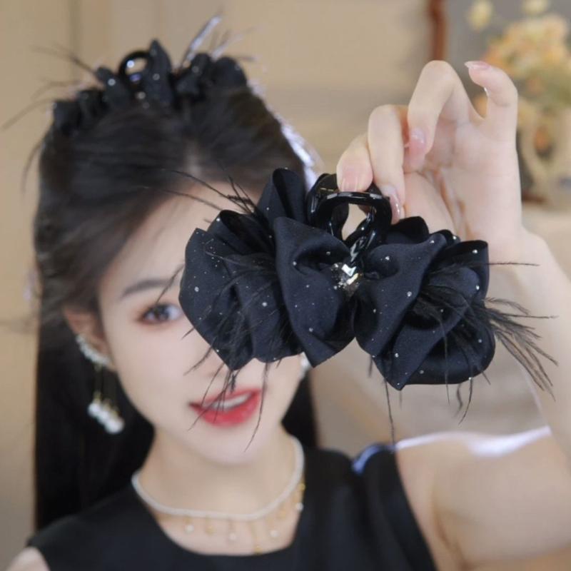 ヘアクリップ 女性用 サテン生地 羽毛飾り 高級感 後頭部用 サメ型 優雅デザイン ボリュームアップ 髪留め アクセサリー スタイリッシュ フェミニン 日常使い