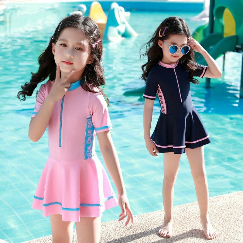 Information 商品情報 商品番号 ：w-swim65 2020新入荷UVカット水着！可愛いわが子にはいつも可愛い姿でいてほしい！ 夏の思い出を残すアルバムにも、最高に可愛い姿を 残したい!!! ワンピース+パンツタイプなので脱ぎ着楽々!着替えやトイレもらくらく♪ 個性的なデザインと色使いがポイント♡ 何よりもしっかり体型カバーができるのと、ボディスタイルが美しく見えるのが決め手になると思います。 高品質の材質を使用して、着心地がいいです。 思わず親バカになってしまう！？ そんなキッズ水着です☆ 可愛いわが子にはいつも可愛い姿でいてほしい！ 夏の思い出を残すアルバムにも、最高に可愛い姿を残したい! カラー：ピンク　　ネイビー 素材：ナイロン80％、ポリウレタン20％ サイズ： M（身長80-95cm） L（身長95-105cm） XL（身長105-115cm） XXL（身長115-125cm） XXXL（身長125-135cm） 4XL（身長135-145cm） 5XL（身長145-160cm） &nbsp; 内容物：2点セット：ワンピース＋パンツ ※注意事項 1商品写真はできる限り実物の色に近づけるよう加工しておりますが、 お客様のお使いのモニター設定、お部屋の照明等により実際の商品と色味が異なる場合がございます。 こちら未開封品に限り返品可能となります。（返送時送料はお客様にご負担頂いております） 予めご了承くださいますようお願い致します。 ※サイズは平置き手採寸サイズとなりますので測り方により誤差が出る場合がございます。 ±2cm前後の誤差が生じている場合がございますが、不良対象となりませんのでご了承ください。 配送方法 宅急便