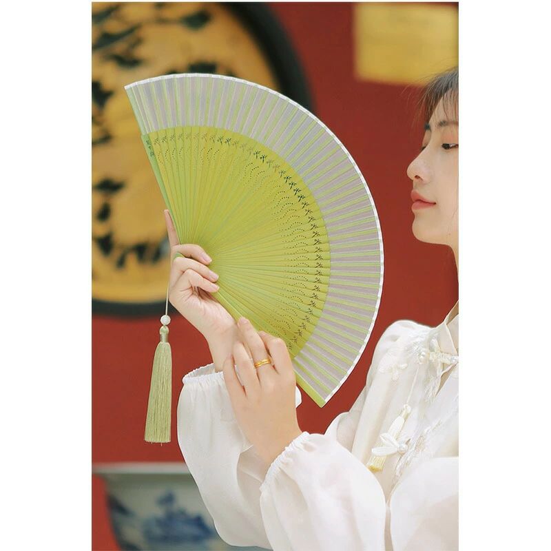 riseショップの上品 扇子 シルク メンズ レディース 折りたたみ センス 夏用 トンボ 無地 緑 ミント 和柄 竹 袋付き せんす タッセル付き 踊り 京都 花火 浴衣 小物 和装小物 猛暑対策 熱中症対策 男性｜アングル3